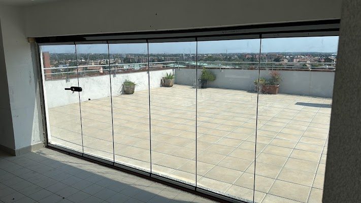Vetrata panoramica frameless su terrazzo installata da MC Serramenti